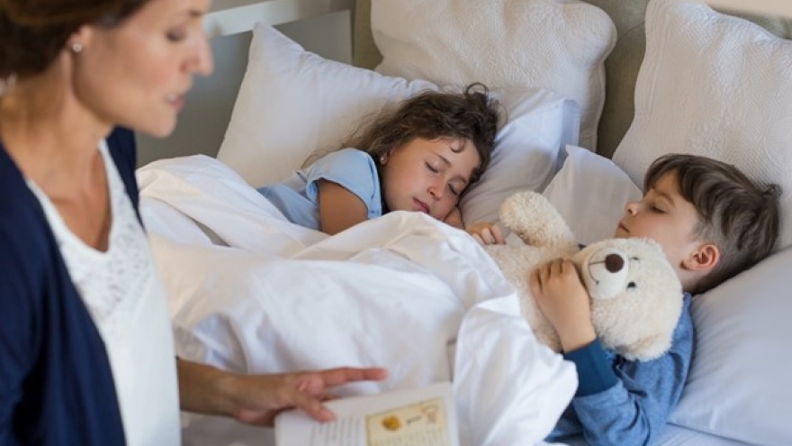 Muốn cải thiện giấc ngủ của trẻ, bố mẹ không nên bỏ qua 6 loại thực phẩm này