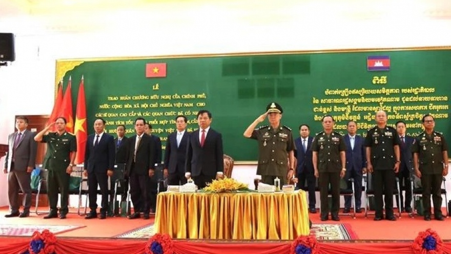 Cambodia honours officers, officials in search for Vietnamese fallen soldiers