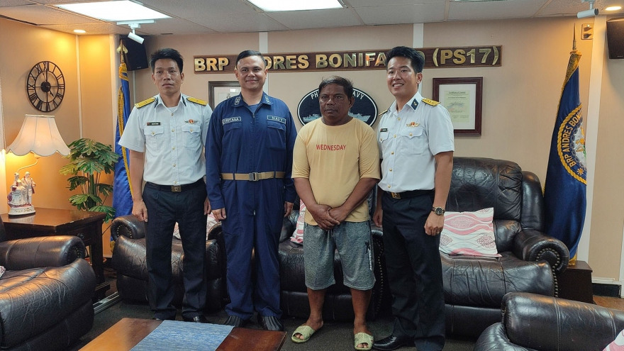 Tàu 412, Vùng 4 Hải quân tiếp nhận ngư dân Philippines gặp nạn