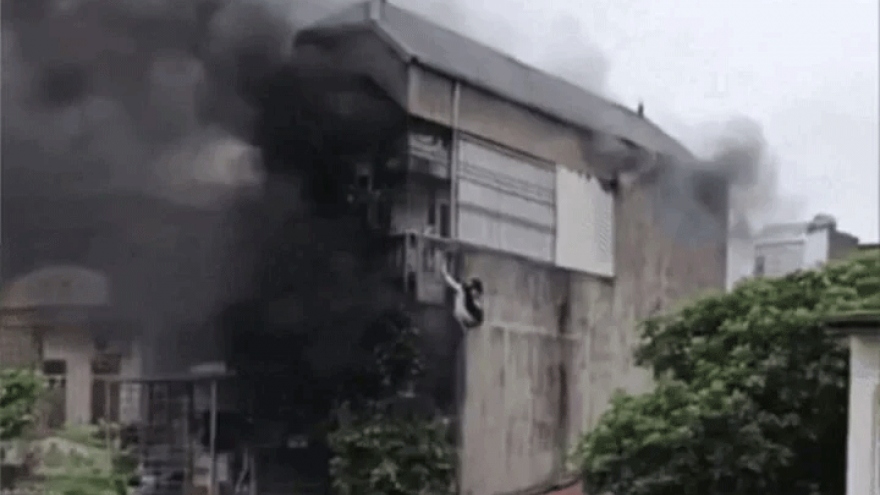 Cháy nhà trọ 3 tầng ở Hà Nội, nhiều người hoảng loạn thoát thân