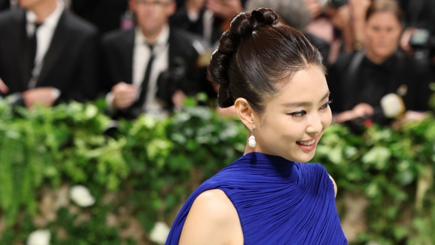 Jennie (BLACKPINK) diện trang phục cắt xẻ táo bạo đến Met Gala 2024