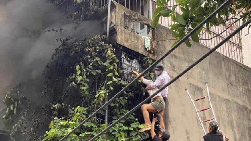Thanh niên leo mái nhà phá lan can ban công, cõng 2 cô gái thoát khỏi đám cháy