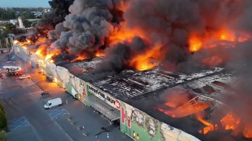 Many Vietnamese kiosks burned down in Poland Shopping Centre fire