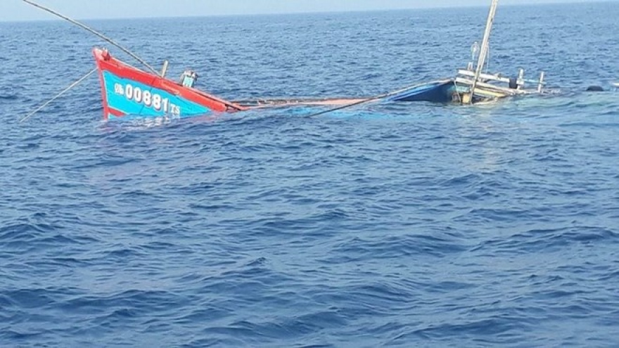 Four fishing vessels capsize, 11 people go missing in Quang Binh