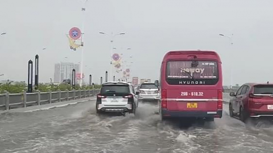 Mưa lớn, ô tô lại bì bõm lội nước trên cầu nghìn tỷ Vĩnh Tuy 2