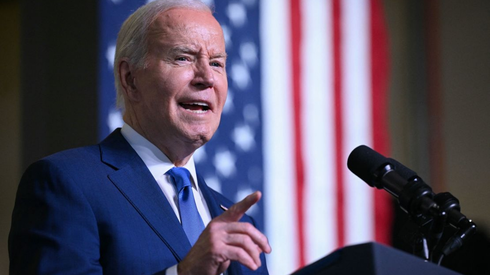 Ông Trump dẫn trước ở 5 bang chiến địa, nguy cơ nào dành cho ông Biden?