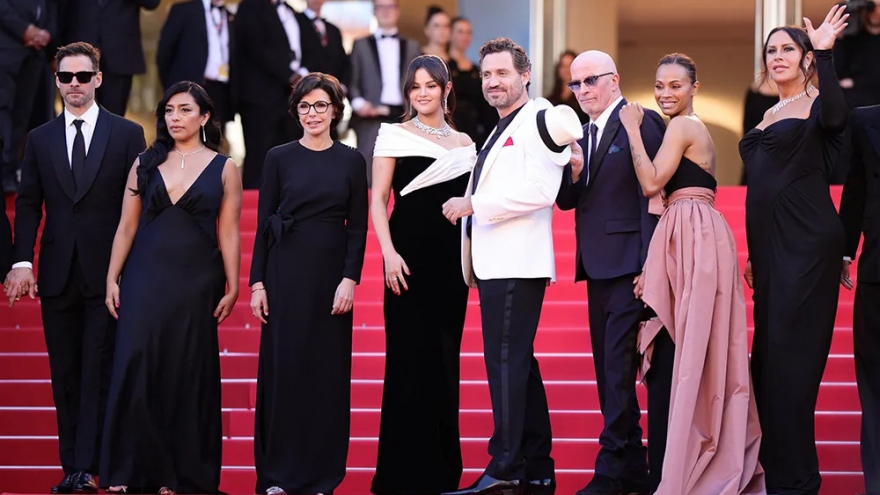 Selena Gomez khóc khi phim "Emilia Pérez" được vỗ tay 9 phút tại Cannes