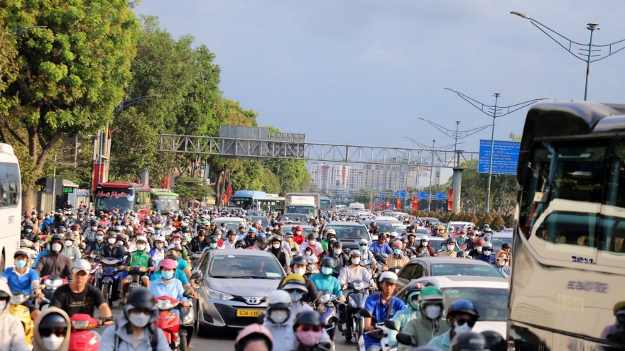 TP.HCM đông đúc trở lại ngày đầu làm việc sau kỳ nghỉ lễ