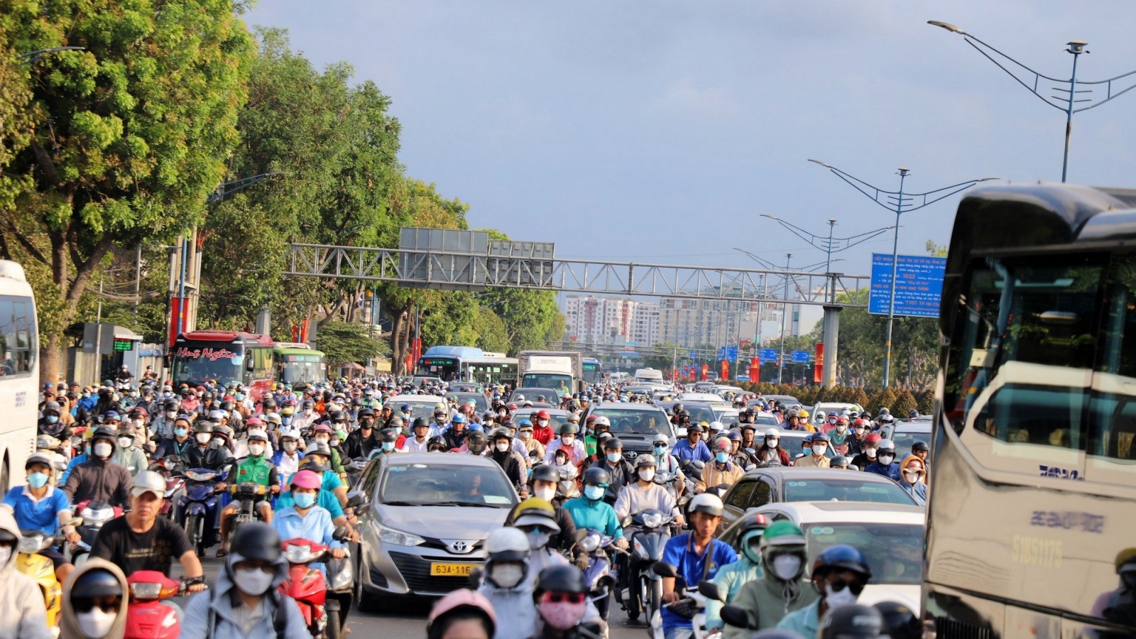 TP.HCM đông đúc trở lại ngày đầu làm việc sau kỳ nghỉ lễ