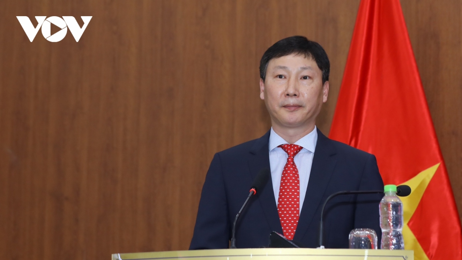 Head coach Kim Sang-sik signs contract, introduces winning philosophy