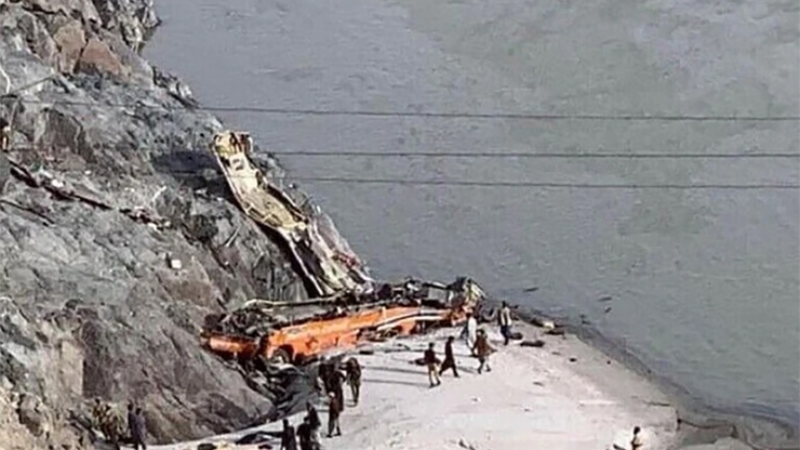Xe buýt lao xuống khe núi ở Pakistan, hơn 40 người thương vong
