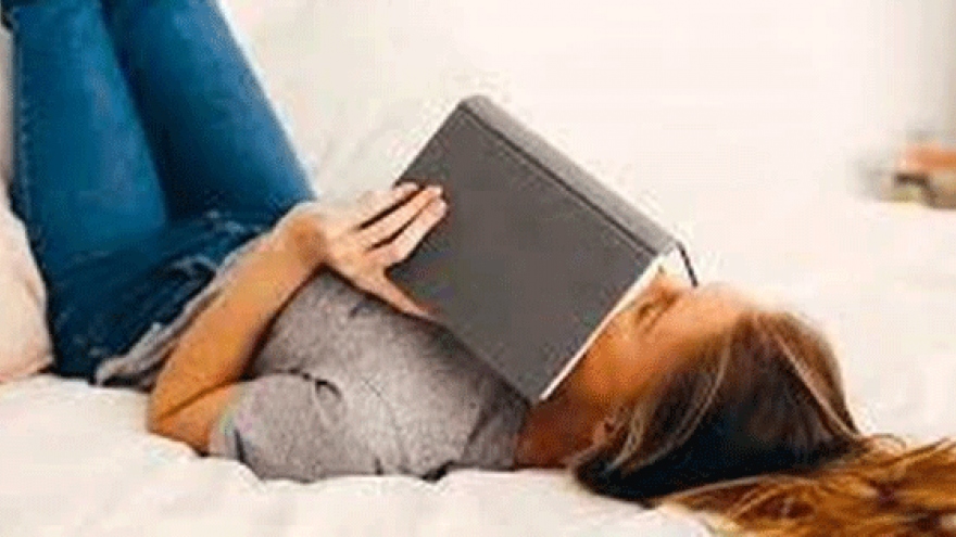 Học sinh đọc sách có cảnh "giường chiếu" liệu có phải là thảm họa?