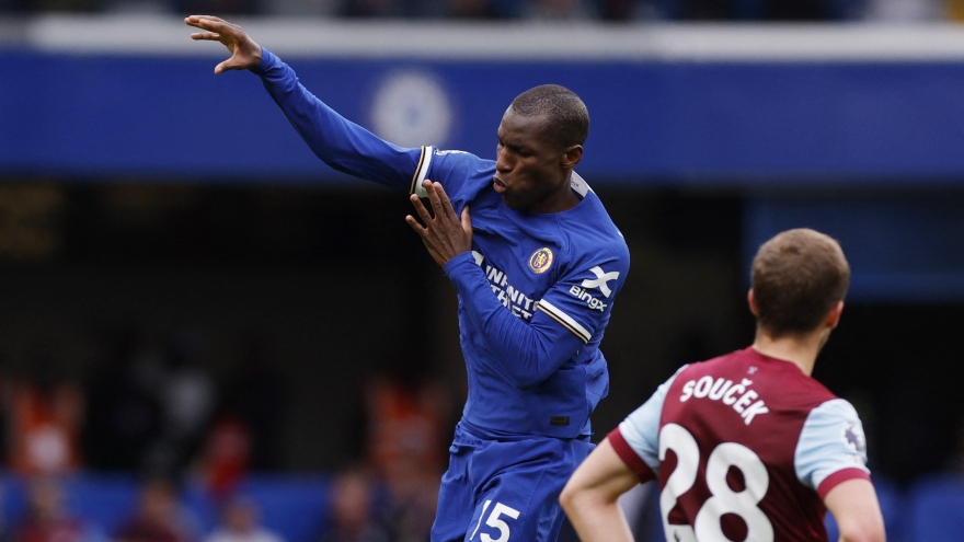 Nicolas Jackson hết ''gỗ'', Chelsea vượt mặt MU trên BXH Ngoại hạng Anh