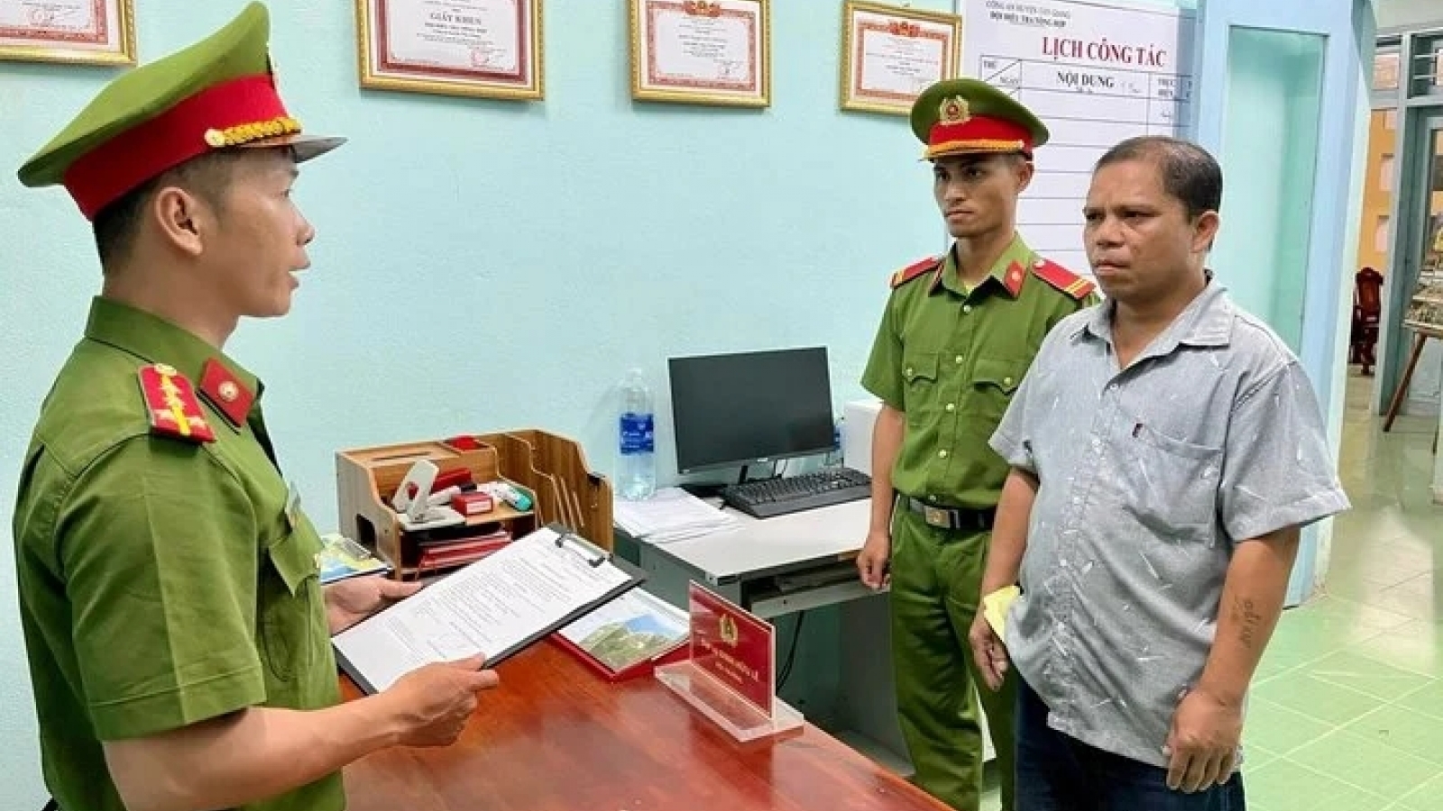 Bị yêu cầu kiểm tra nồng độ cồn, 'ma men' ném đá lực lượng chức năng