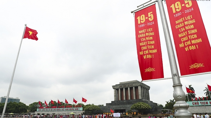 Around 32,000 people visit Ho Chi Minh Mausoleum on President's 134th birthday