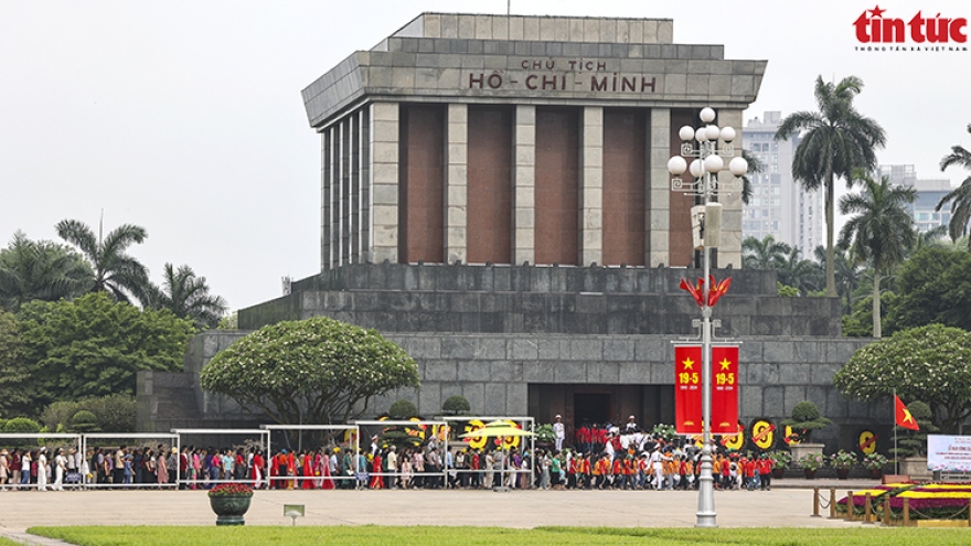 Thousands visit Ho Chi Minh Mausoleum on his birthday