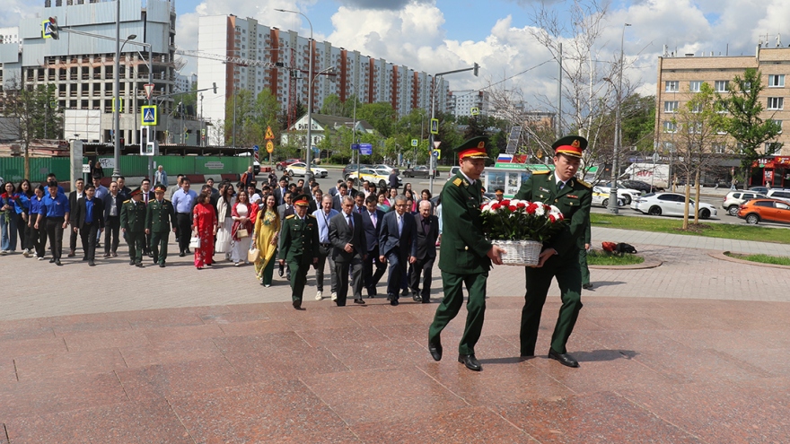 ĐSQ Việt Nam tại Nga dâng hoa nhân ngày sinh Chủ tịch Hồ Chí Minh