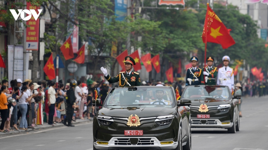 Residents rejoice to watch military parade on Dien Bien streets