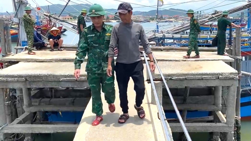 Vụ tàu cá Quảng Bình bị chìm trên biển: 14 ngư dân trở về, 10 người vẫn còn mất tích