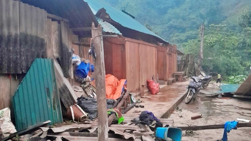 Dông lốc làm hư hỏng 245 ngôi nhà ở Yên Bái