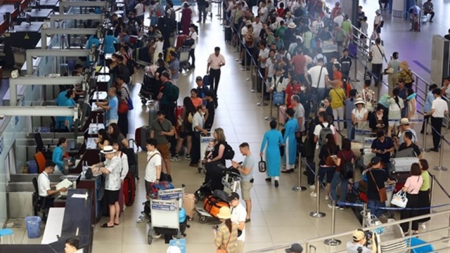 Major airports see over 200,000 passengers as holiday ends