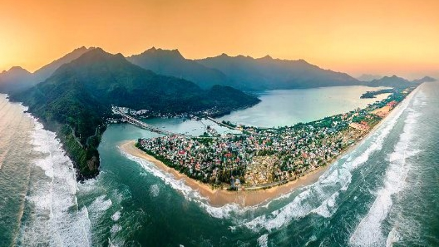 Lang Co Bay – one of the world’s most beautiful bay