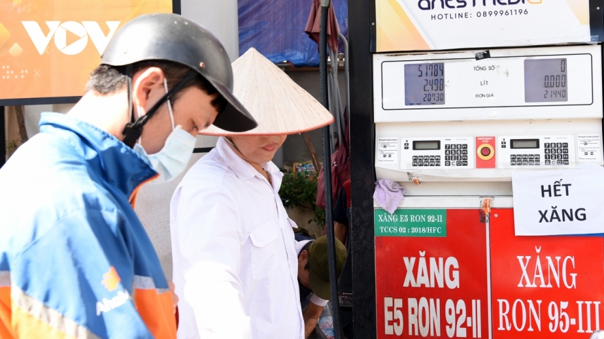 Retail petrol prices rise slightly as of May 23 afternoon