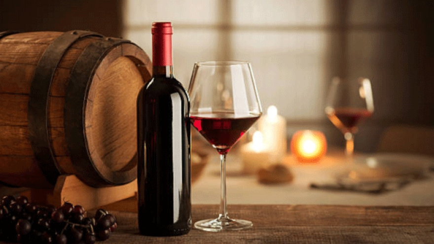 Tại sao khi uống rượu vang đỏ lại không rót đầy ly?
