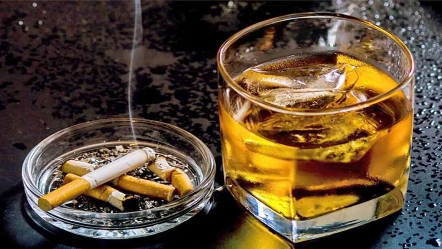 Rượu và thuốc lá ảnh hưởng thế nào đến "chuyện ấy"?