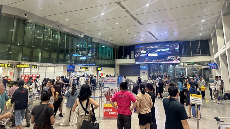 Lượng khách tại sân bay Tân Sơn Nhất dịp lễ 30/4 giảm gần 10%