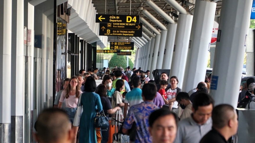 Airports serve 1.8 million passengers over five-day holiday