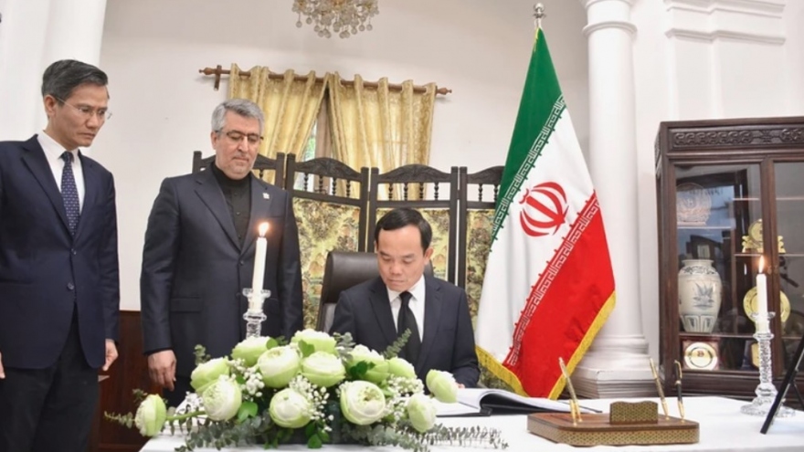 Deputy PM pays homage to late Iranian President at embassy in Hanoi