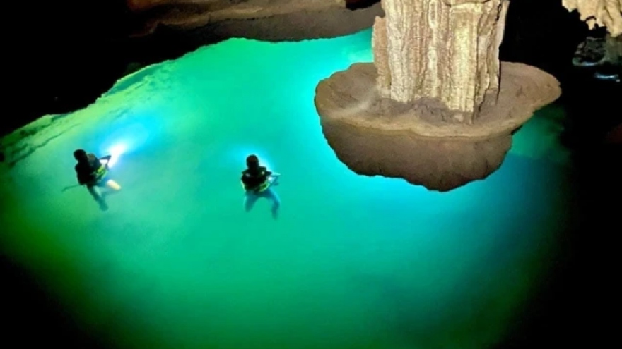 Mysterious 'floating' lake discovered in Quang Binh