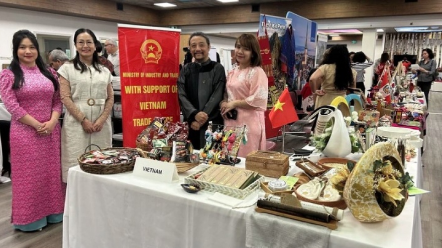Vietnamese firms join charity fair in Canada