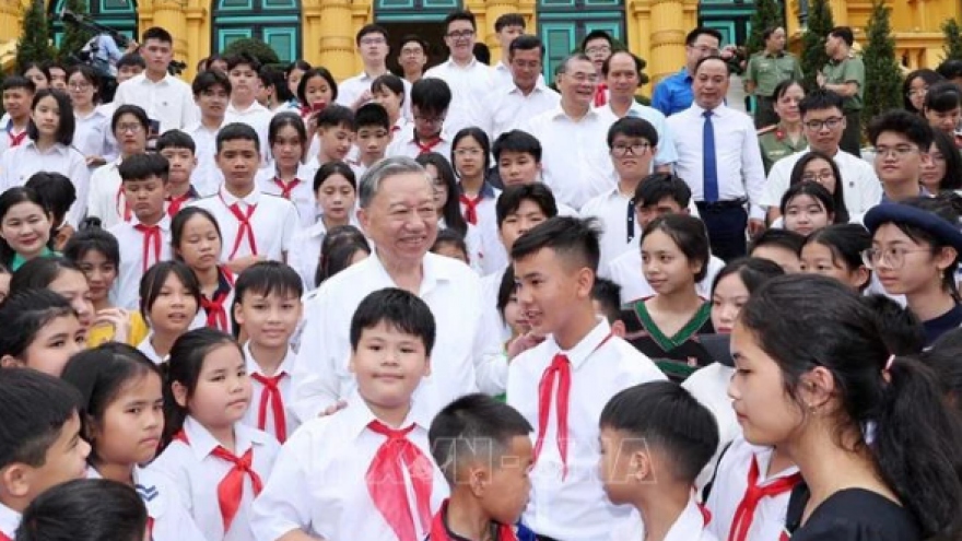 President meets with children of police martyrs, academic award winners