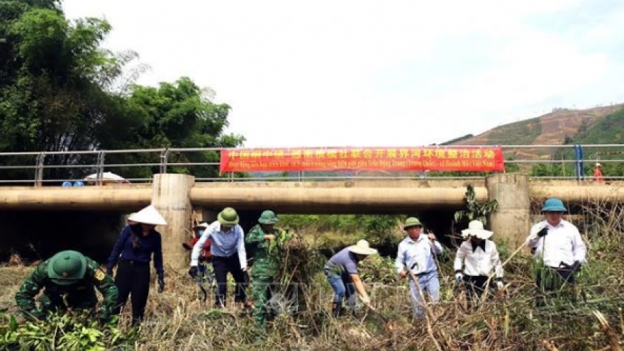 Vietnam, China localities join hands to clean up border river