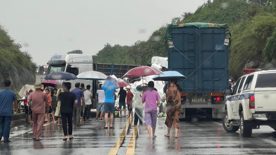 Xe tải mất lái quay ngang đường gây ùn tắc trên cao tốc Nội Bài - Lào Cai