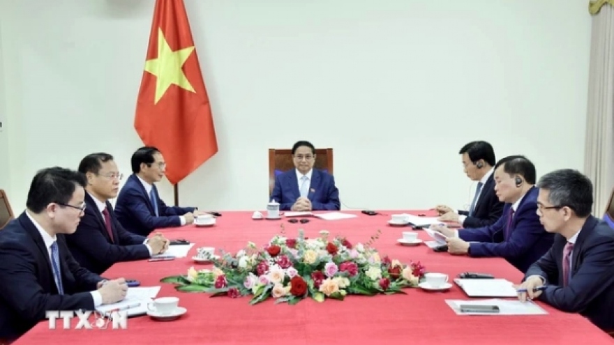 PM Chinh invites his Singaporean counterpart to visit Vietnam soon