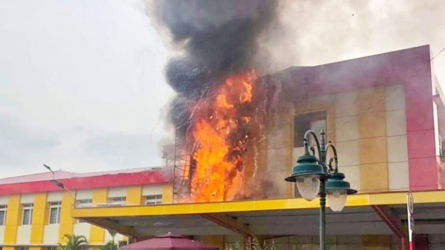 Bệnh viện Trẻ em Hải Phòng bất ngờ bốc cháy dữ dội