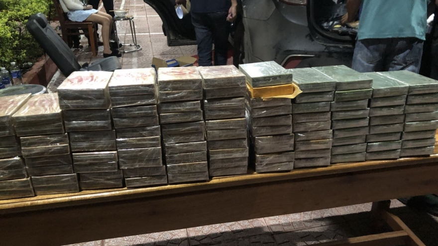 Bắt giữ 5 đối tượng vận chuyển 100 bánh heroin từ Lào về Việt Nam