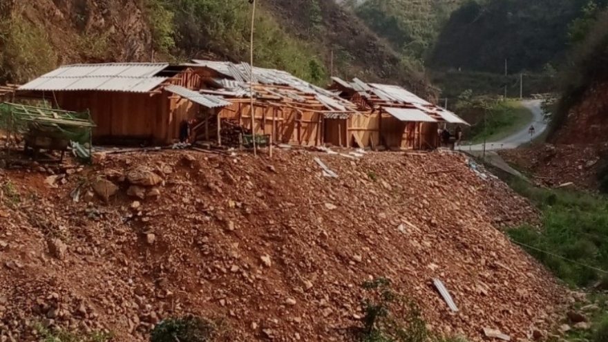 Mưa lốc làm nhiều nhà dân ở Sốp Cộp, Sơn La bị tốc mái