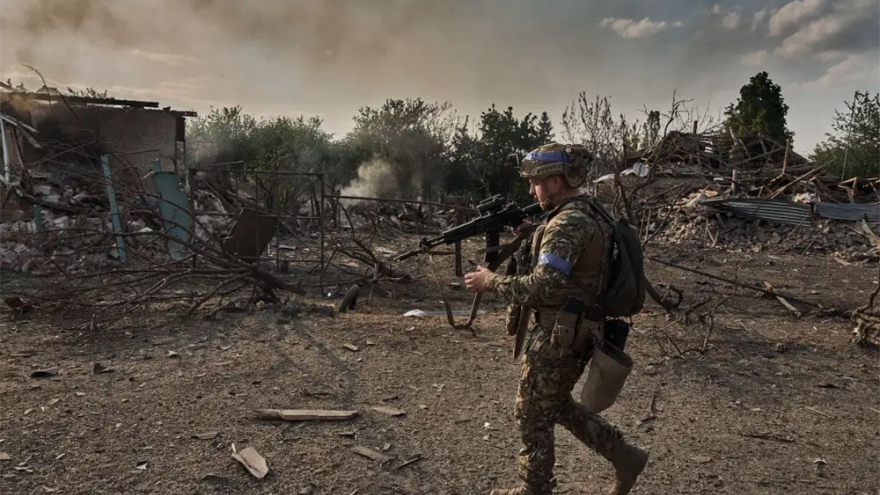 Giới hạn của Mỹ khiến Ukraine phải chiến đấu với “một tay bị trói sau lưng”
