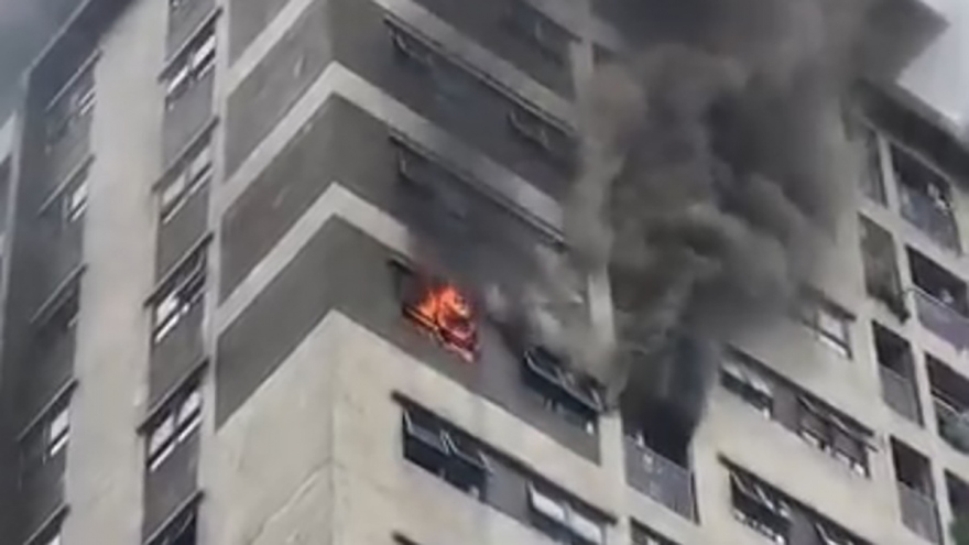 Cháy ngùn ngụt tại tầng 14 chung cư The Vesta (Hà Nội)