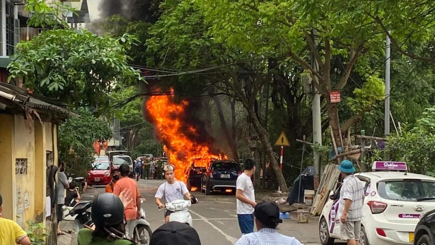 Ô tô nhãn hiệu BMW bất ngờ bốc cháy dữ dội vào giờ trưa ở Hà Nội