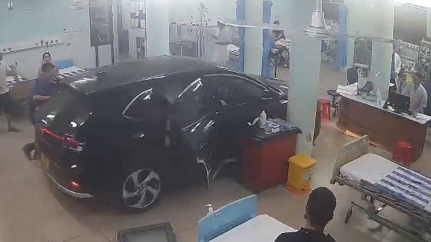 Hy hữu ô tô lao vào giữa phòng cấp cứu Bệnh viện Nhi đồng Đồng Nai