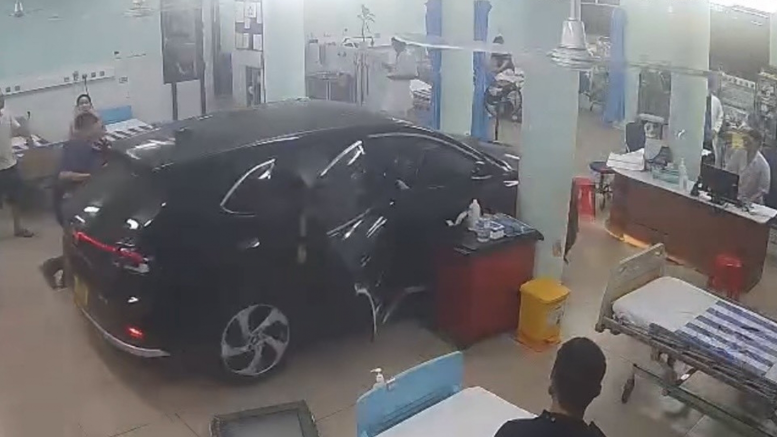 Hy hữu ô tô lao vào giữa phòng cấp cứu Bệnh viện Nhi đồng Đồng Nai