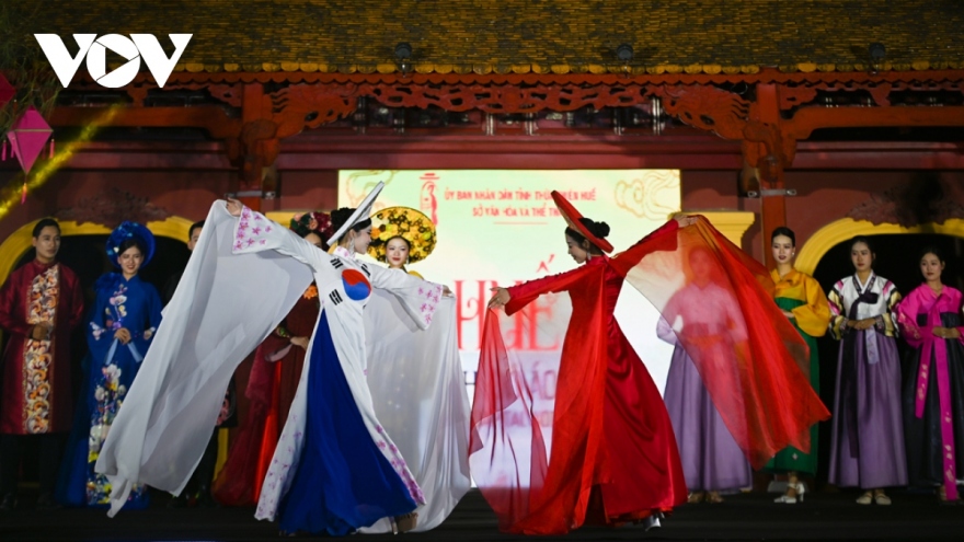 Traditional Áo dài and Hanbok costumes hit Hue catwalk stage