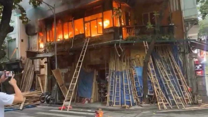 Cháy nhà trên phố cổ Hà Nội, nhiều người hoảng sợ