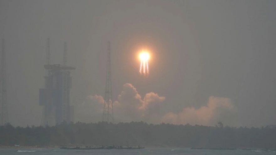 Tàu Hằng Nga-6 của Trung Quốc thành công hạ cánh xuống vùng tối Mặt Trăng