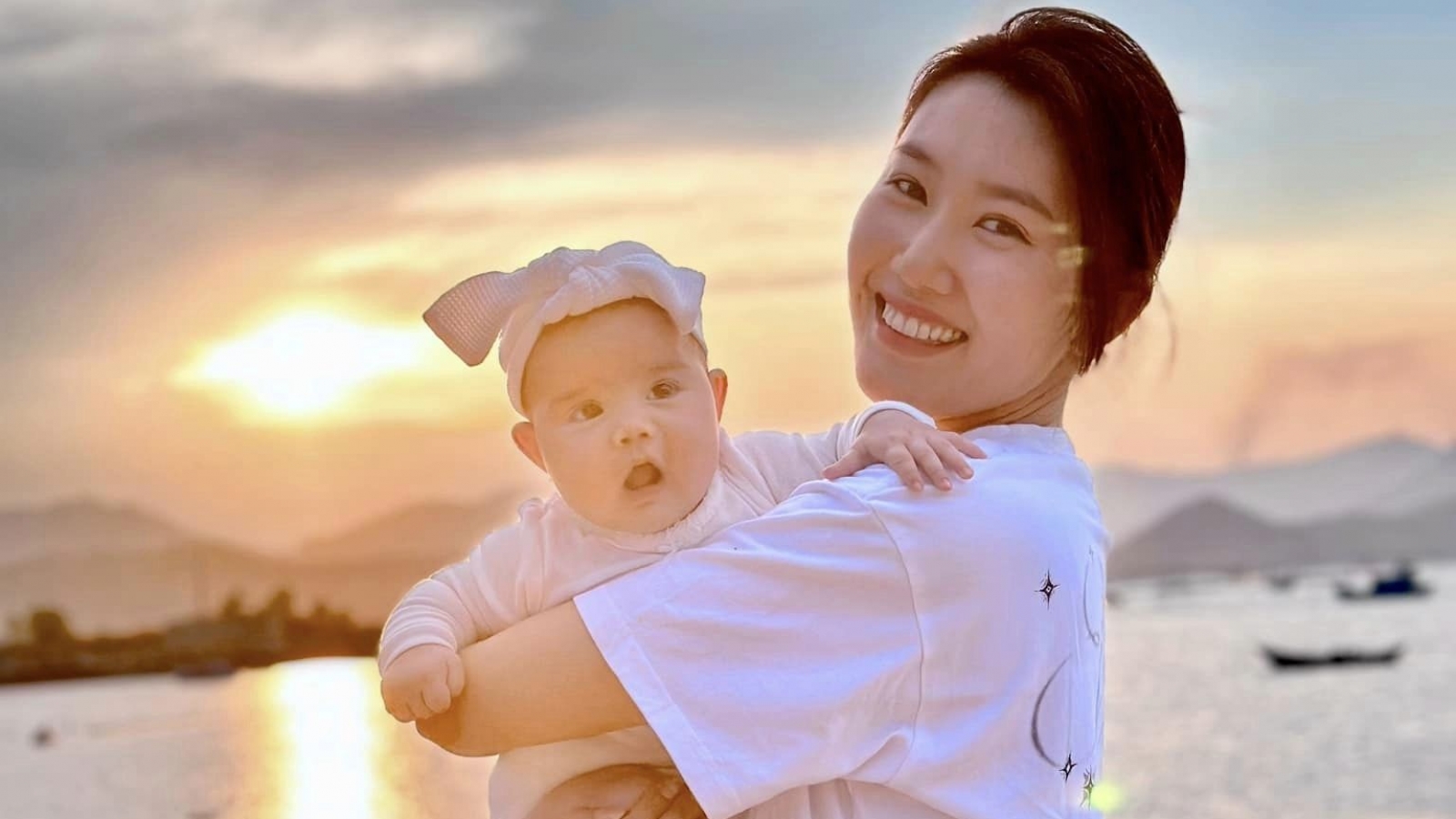 Chuyện showbiz: Thúy Ngân khoe ảnh chụp cùng con gái nuôi